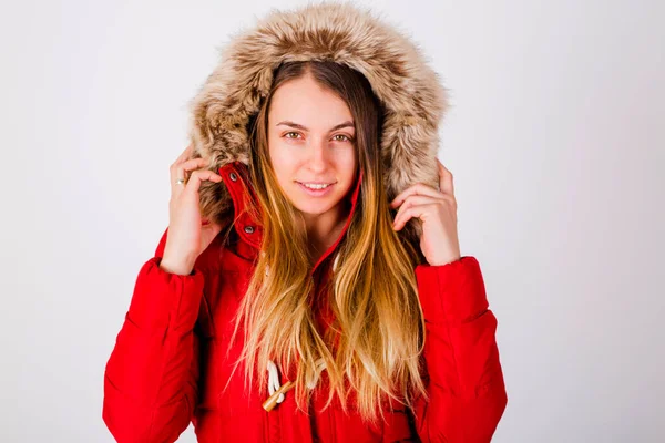 Stüdyoda Kırmızı Paltolu Bir Kadının Portresini Kapat — Stok fotoğraf