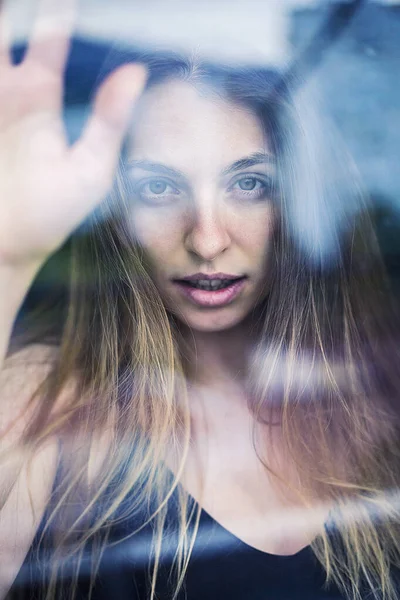 Портрет Красивой Молодой Женщины Длинными Волосами — стоковое фото
