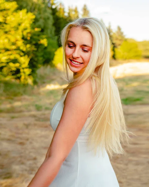 Woman White Dress Close Outdoor Smiling — Stock Photo, Image