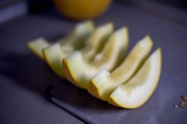 Kadın elleri mutfakta Muskmelon kesiyor.