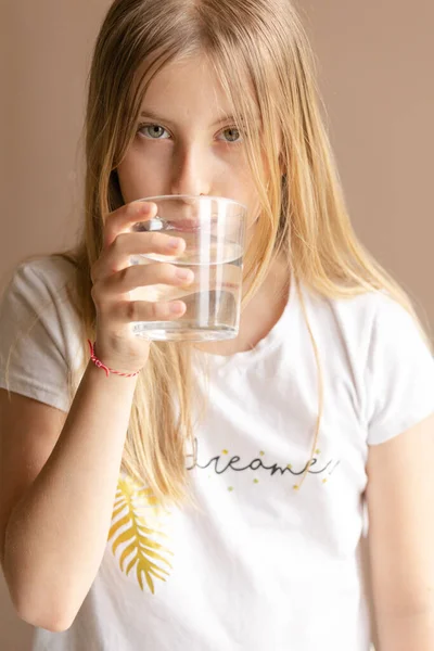 Blond Meisje Drinken Een Glas Water Thuis Close — Stockfoto