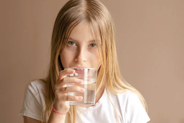 Blond Meisje Drinken Een Glas Water Thuis Close — Stockfoto