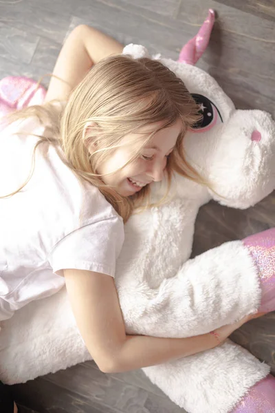 Девушка Притворяется Спящей Большой Плюшевой Игрушкой — стоковое фото