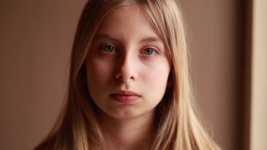 Sarışın kız komik surat yapıyor.