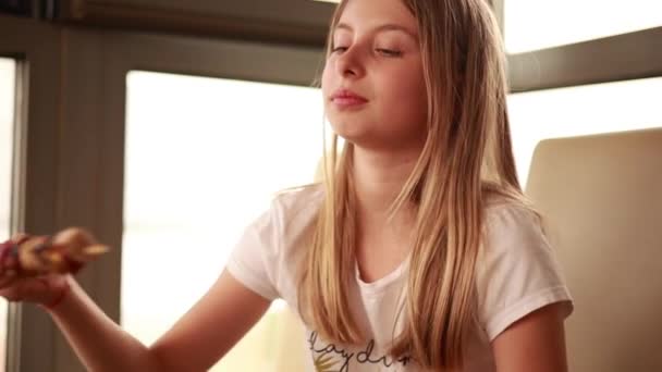 Dziewczyna Jedzenie Kurczaka Szpikulec Ananasem Domu — Wideo stockowe