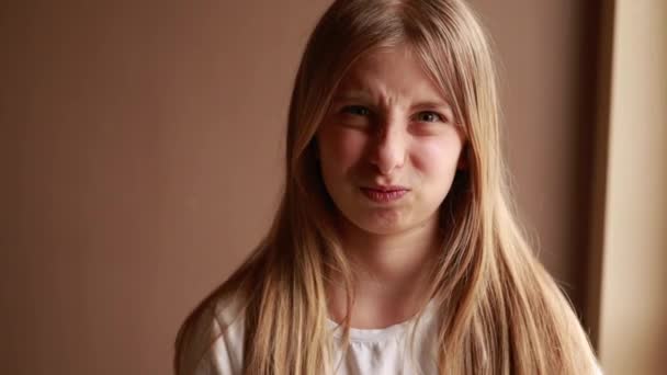 Blondýny Dívka Dělat Legrační Tvář — Stock video