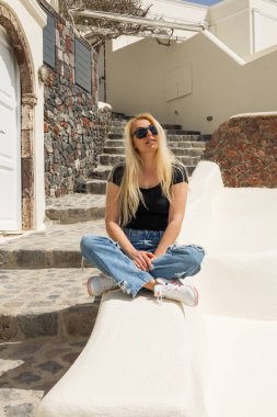 Santorini Yunanistan 'ı keşfeden sarışın kadın.