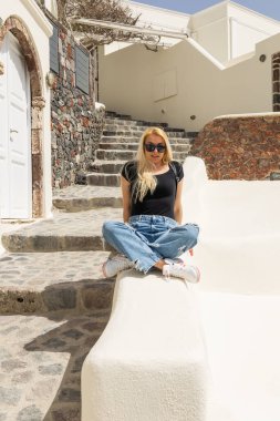 Santorini Yunanistan 'ı keşfeden sarışın kadın.