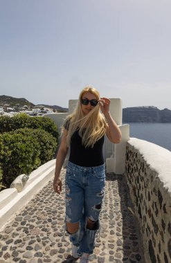 Santorini Yunanistan 'ı keşfeden sarışın kadın.