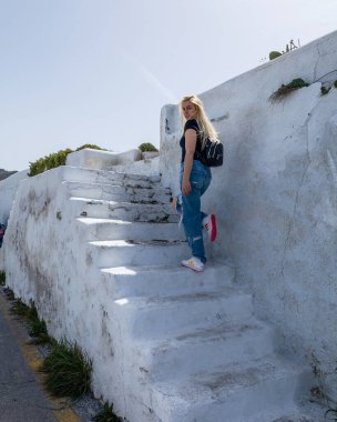 Santorini Yunanistan 'ı keşfeden sarışın kadın.