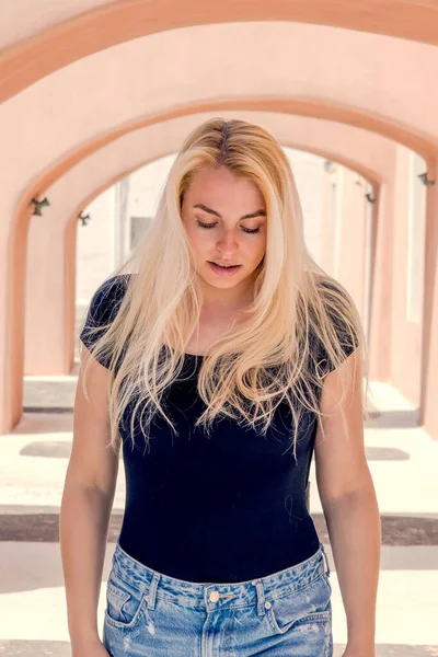 Blondine Erkundet Santorini Griechenland — Stockfoto