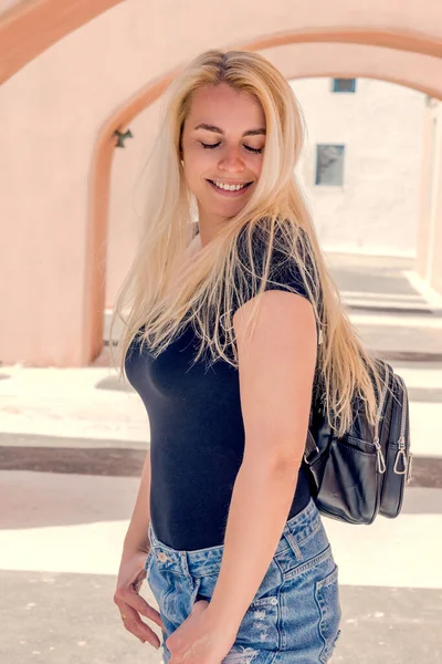 Blond Kvinna Utforska Santorini Grekland — Stockfoto