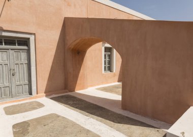 Güneşli bir günde Santorini Yunan adası manzarası