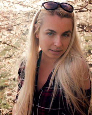 Kapalı gözleri ve çıplak omuzları olan güzel bir kadın, açık hava portresi. güzellik, yaşam tarzı ve moda konsepti