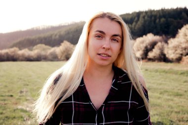 Kapalı gözleri ve çıplak omuzları olan güzel bir kadın, açık hava portresi. güzellik, yaşam tarzı ve moda konsepti