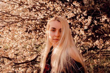 Kapalı gözleri ve çıplak omuzları olan güzel bir kadın, açık hava portresi. güzellik, yaşam tarzı ve moda konsepti