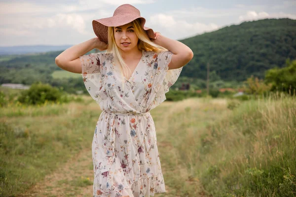 Beautiful Young Woman Hat Dress Bouquet Flowers Field — 스톡 사진
