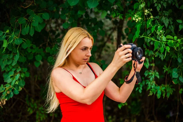 Portret Jong Mooi Vrouwelijk Fotograaf Met Camera Natuur — Stockfoto