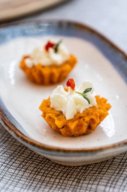 Tahta bir masada peynir aperatifi. 