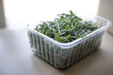 organik yeşil roka. Plastik ambalajla kaplayın.