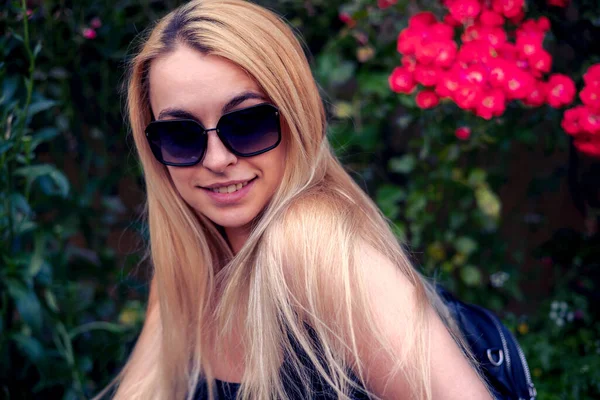 Blondynka Kobieta Okulary Słoneczne Szczęśliwy Zbliżenie — Zdjęcie stockowe