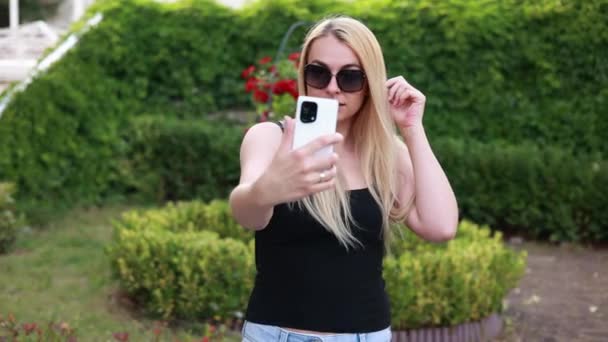 Blonda Femeie Luând Selfie Uri Park Video — Videoclip de stoc