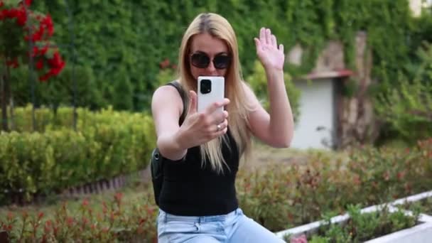 Blonda Femeie Luând Selfie Uri Park Video — Videoclip de stoc