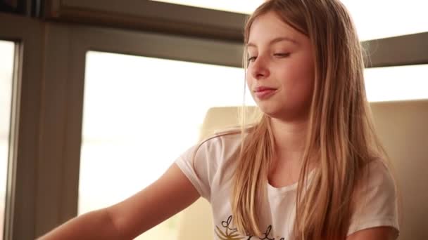 女孩在家里吃菠萝鸡汤 — 图库视频影像