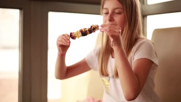 Kız Evde Ananaslı Tavuk Şişi Yiyor — Stok video
