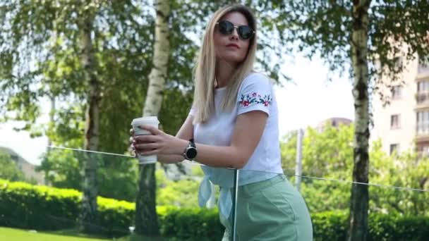 Sarışın Kadın Dışarıda Kahve Içiyor — Stok video