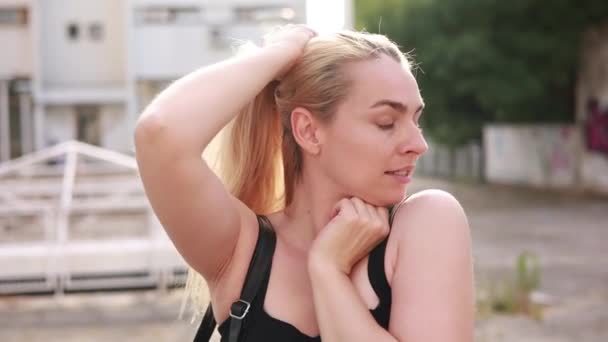 Närbild Blond Kvinna Som Ler Mot Kameran Urban Look — Stockvideo