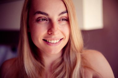 Sarışın bir kadının cilt bakımını kapat. 