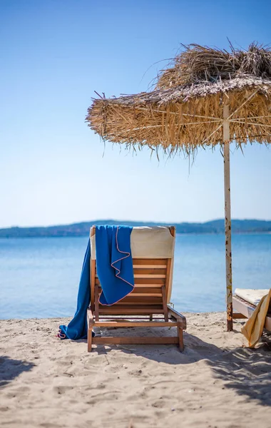 青い海 白い砂と青い傘が付いているビーチ バケーションコンセプト — ストック写真