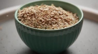 mavi kase çiğ yulaf yakın