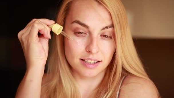 Nahaufnahme Einer Blonden Frau Hautpflege Hause Selektiver Fokus — Stockvideo