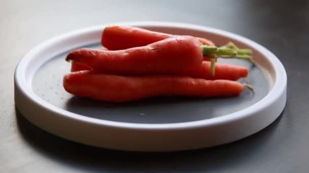 新鲜的胡萝卜靠在厨房桌子上 — 图库视频影像