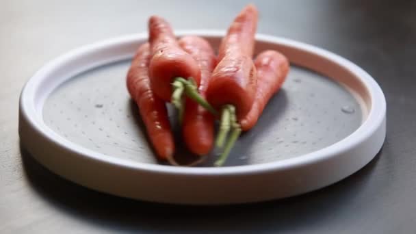 Las Zanahorias Frescas Acercan Mesa Cocina — Vídeos de Stock