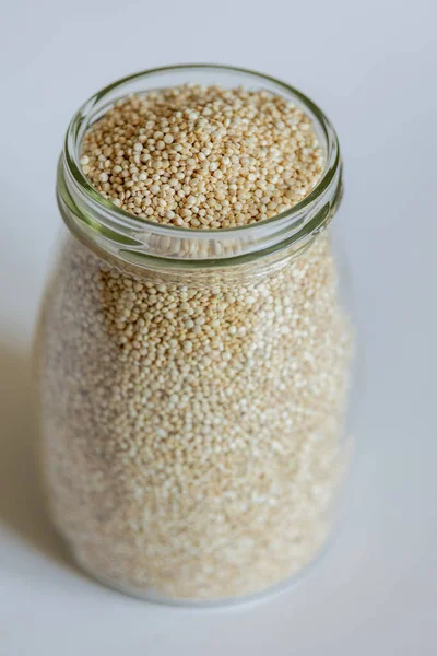 Quinoa Frasco Vidro Close Fundo Branco — Fotografia de Stock