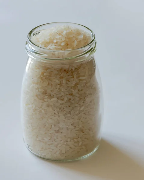 Riz Blanc Cru Dans Bocal Verre Sur Fond Blanc — Photo