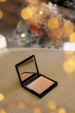 Noel arkaplanındaki fosforlu makyajı kapat. Peri ışıkları yumuşak odaklı.