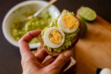 Avokado tostlu, haşlanmış yumurtalı kadın.