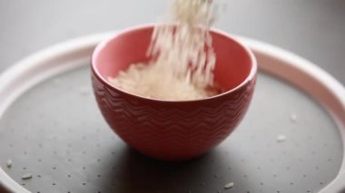  Mutfak masasına yakın kasede çiğ beyaz pirinç.