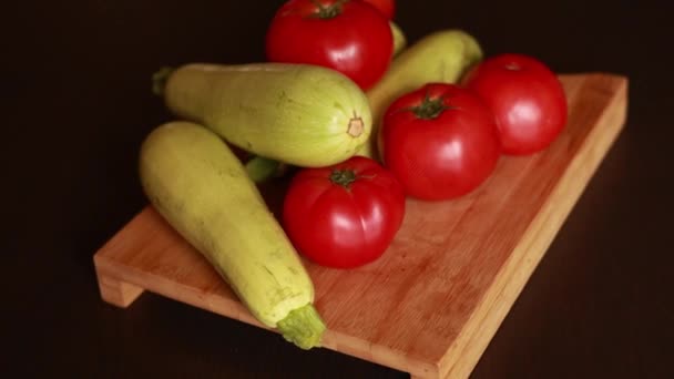 Tomates Calabacín Crudo Cerca — Vídeo de stock