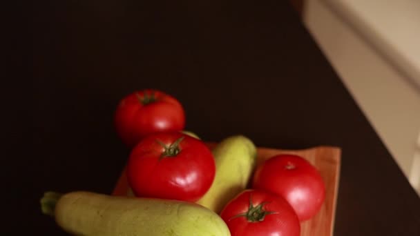 Ντομάτες Και Κολοκυθάκια Ωμά Από Κοντά — Αρχείο Βίντεο
