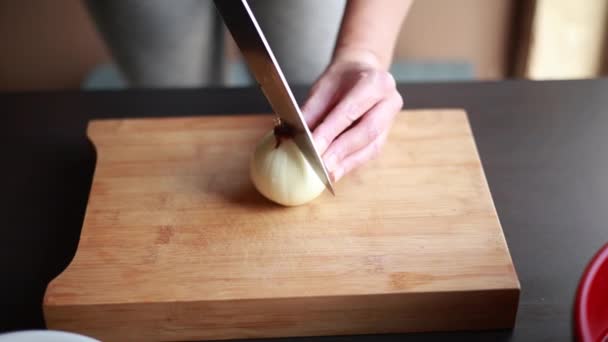 Vrouw Handen Snijden Voor Een Soep Base Close Houten Plank — Stockvideo
