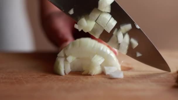 女人的手在家里把洋葱切在木板上当作汤的底座 — 图库视频影像