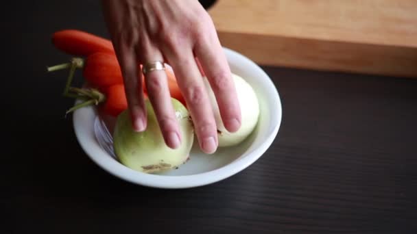 Kobieta Ręce Cięcia Cebuli Podstawy Zupy Bliska Drewnianej Desce Domu — Wideo stockowe
