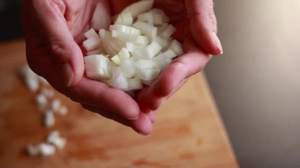 Las Manos Mujer Cortando Cebolla Para Una Base Sopa Cerca — Vídeos de Stock