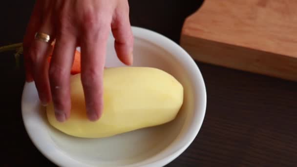 집에서 기초에 큐브에 익지않는 감자를 여자의 닫습니다 — 비디오