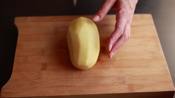 Kobieta Ręce Zbliżyć Cięcia Surowe Ziemniaki Młode Dla Podstawy Zupy — Wideo stockowe